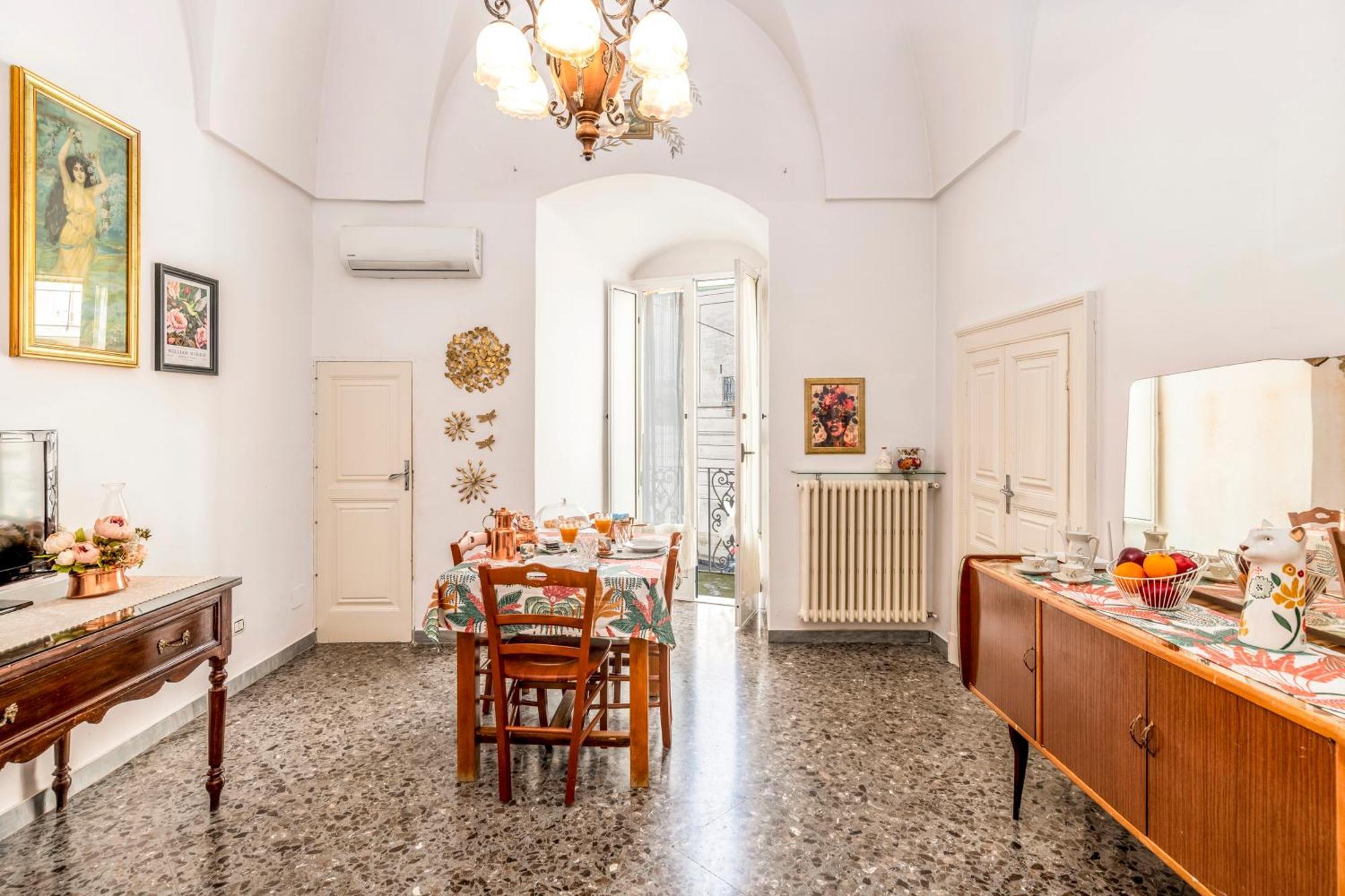 Nonna Nella Casa In Centro